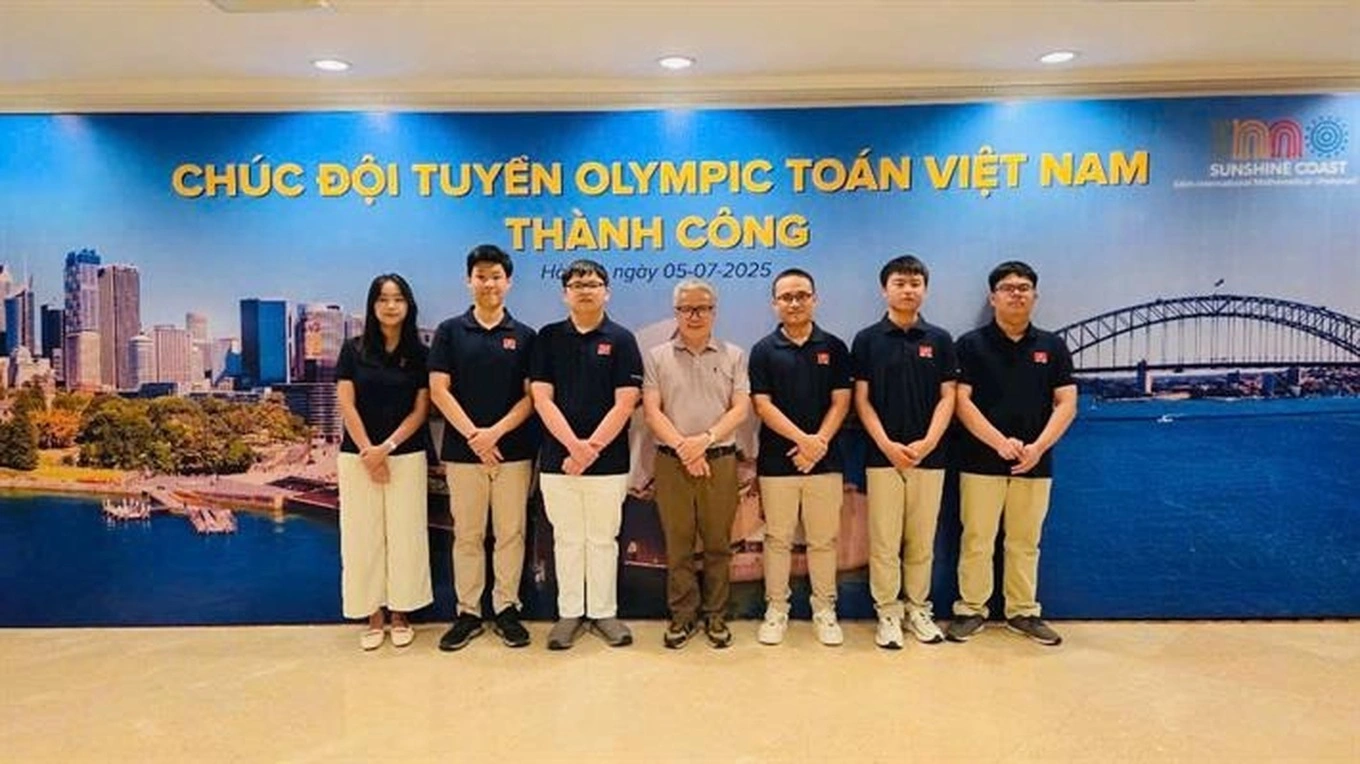Đội tuyển dự thi Olympic Toán quốc tế (IMO) năm 2025 với 100% thí sinh đoạt huy chương, đều là các học sinh trường chuyên (Ảnh: MOET).